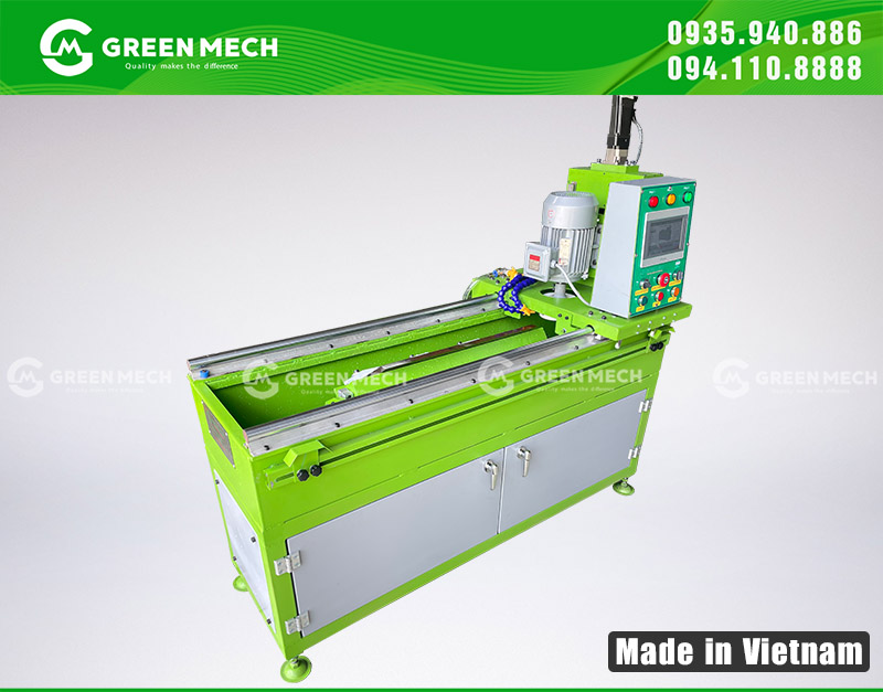 HT700 trong quá trình mài dao hoàn toàn tự động, không cần công nhân đứng máy thao tác thủ công